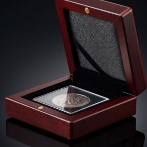 Geschenkbox aus Edelholz f&uuml;r eine M&uuml;nze, ge&ouml;ffnet (Abbildung mit Beispielm&uuml;nze)